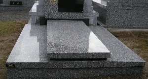 monument funéraire bas en granit du Tarn
